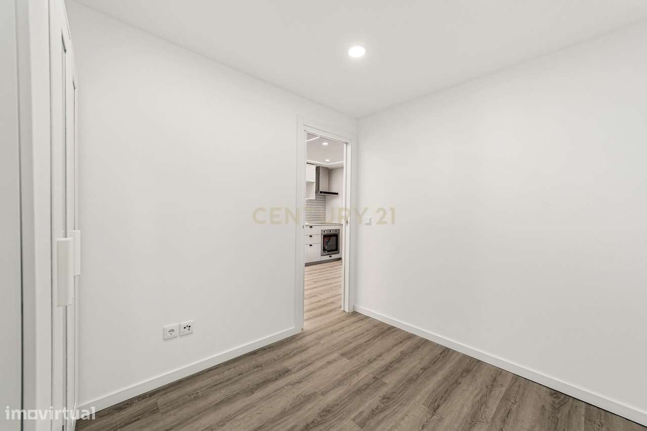 Prédio Totalmente Renovado com 2 apartamentos T1 e espaço exterior no-16