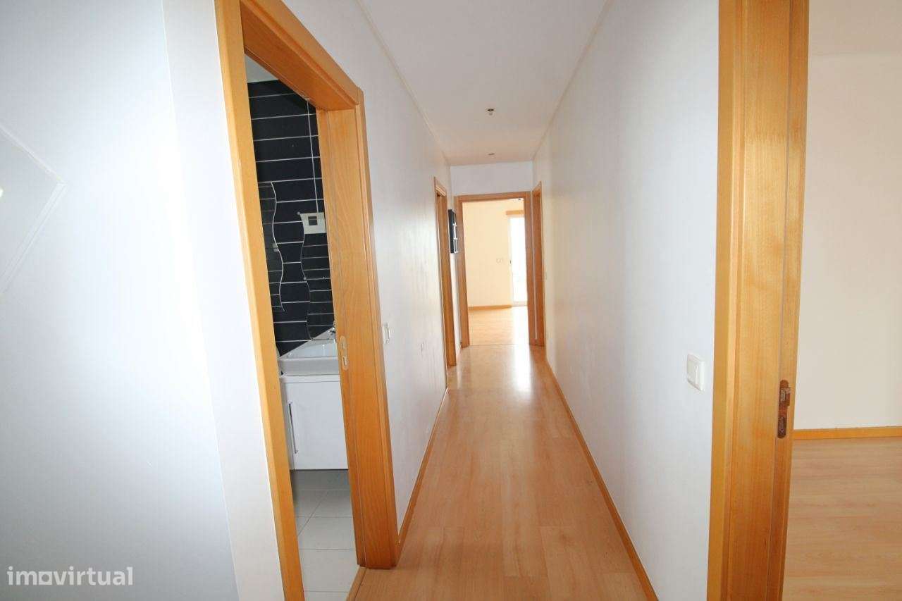 Apartamento T2 com parqueamento e vista de mar.  A 3 minutos da pra...-7