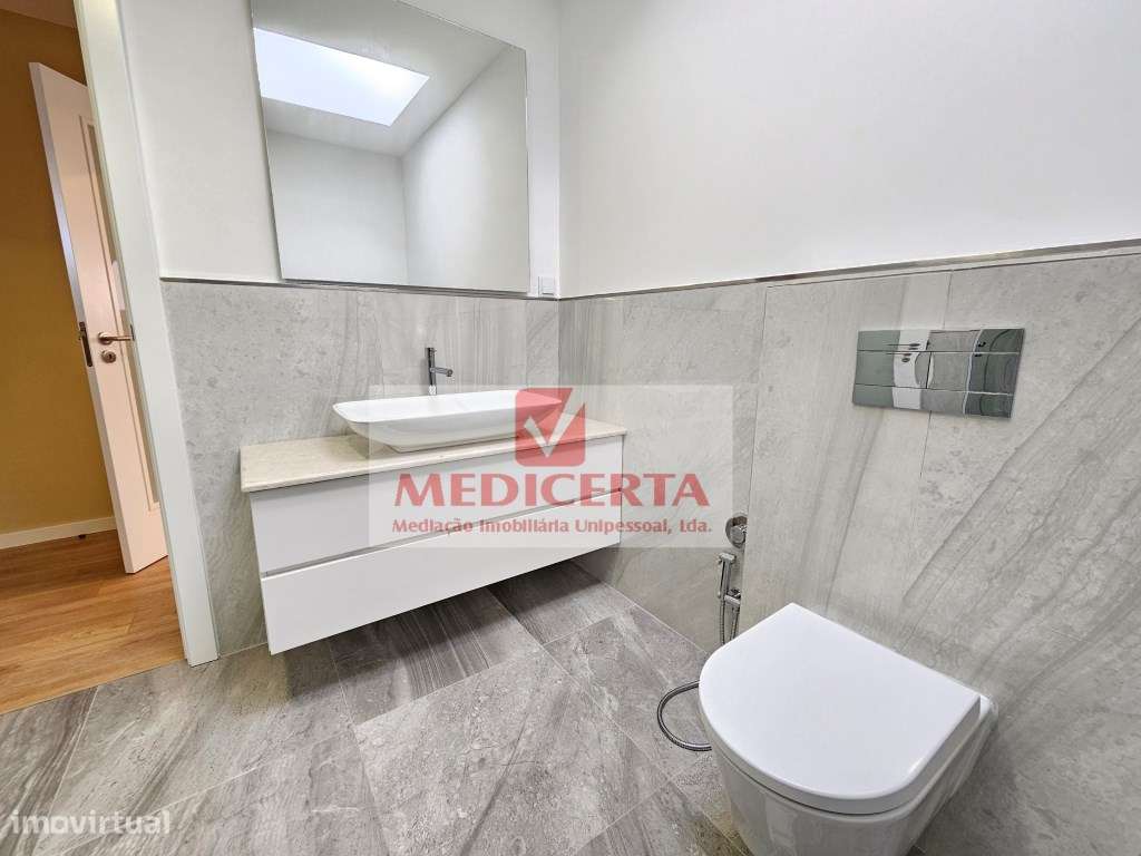 Massamá - Centro T3 Duplex(140m2) Totalmente remodelado-16