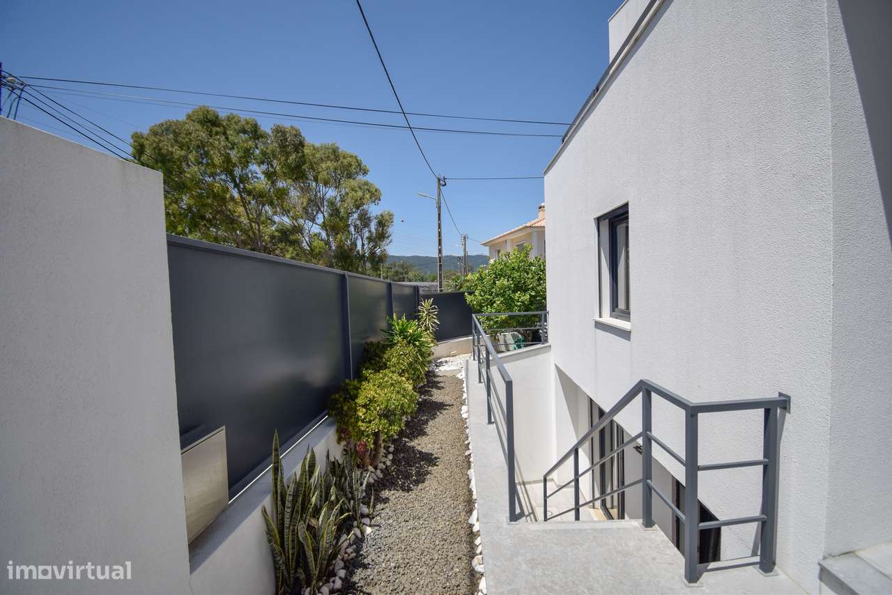 Moradia T4 com Piscina e Jardim em Alcabideche, Cascais-46