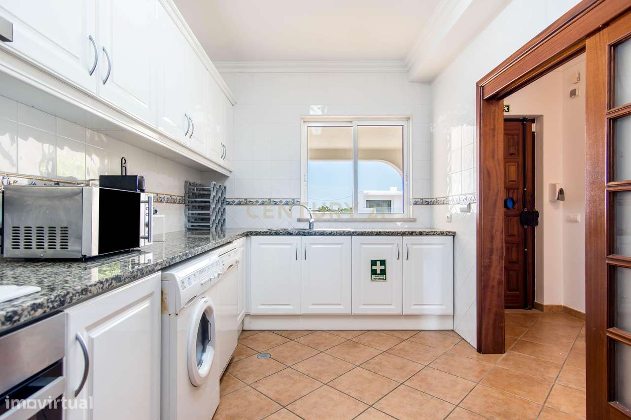 Moradia T2, com piscina, a escassos metros das praias da Galé. - Grande imagem: 4/29