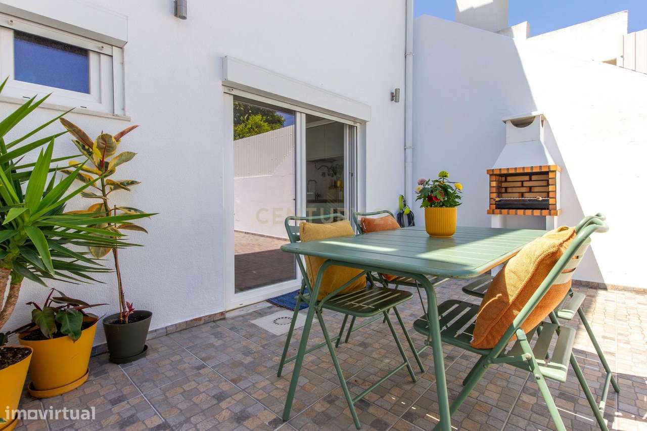 Moradia T2 Renovada com logradouro em Montijo-17