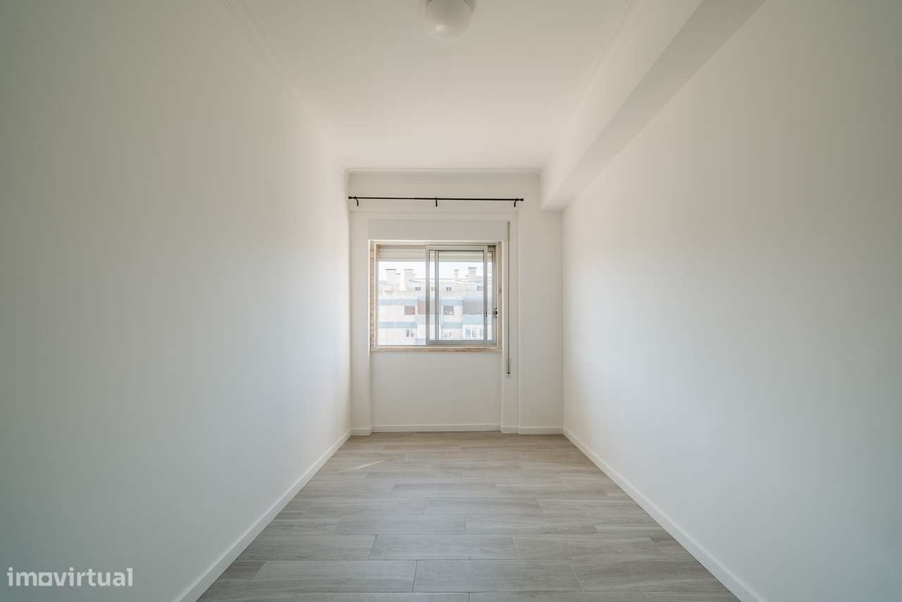 Apartamento T3 Totalmente Remodelado em Santa Clara | Varanda-12