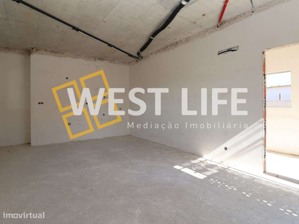 Moradia Independente T4 com áreas generosas e fantástico jardim pri... - Grande imagem: 4/34