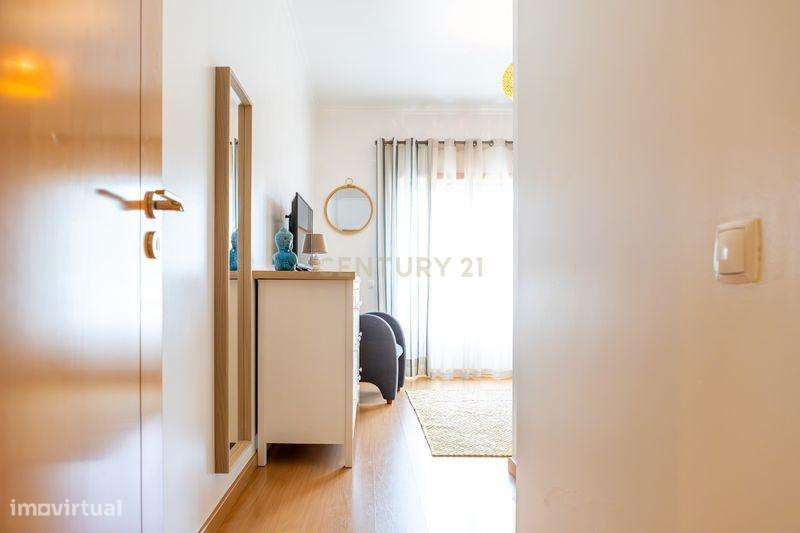 Apartamento T2 com elevador, lugar de estacionamento e arrecadação na-11