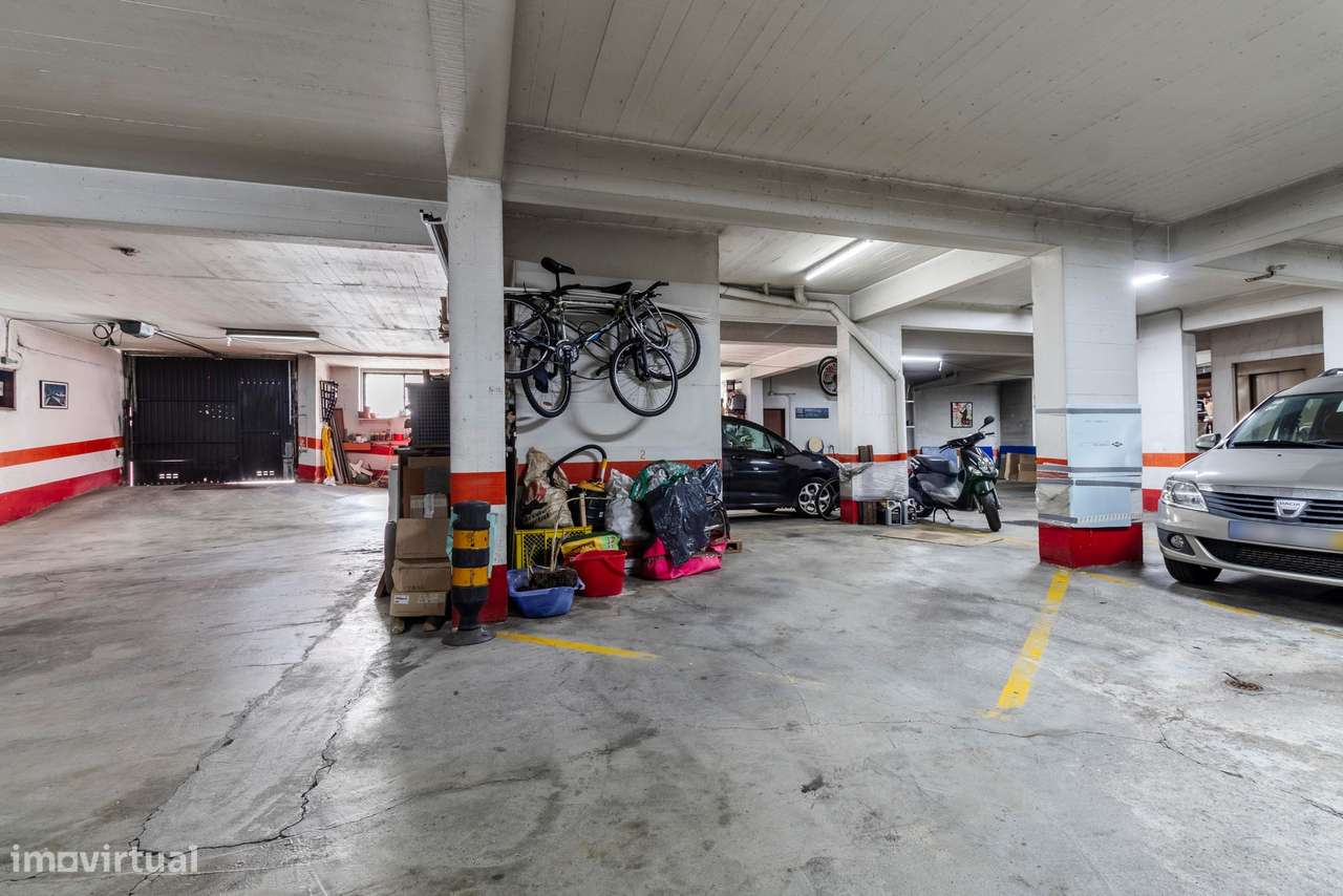 Apartamento T2 c/ 2 Lugares de Estacionamento e Terraço c/ 30m2 em Mem-42