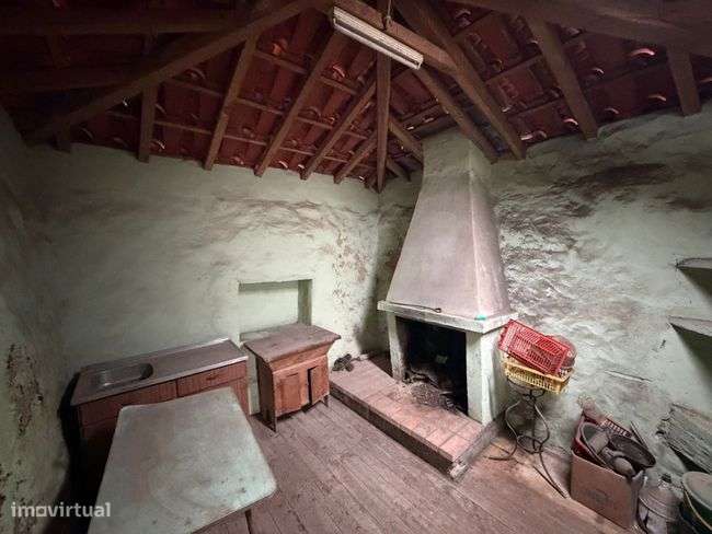 Moradia T2 para restauro sito em Verim / Povoa de Lanhoso - Grande imagem: 4/10