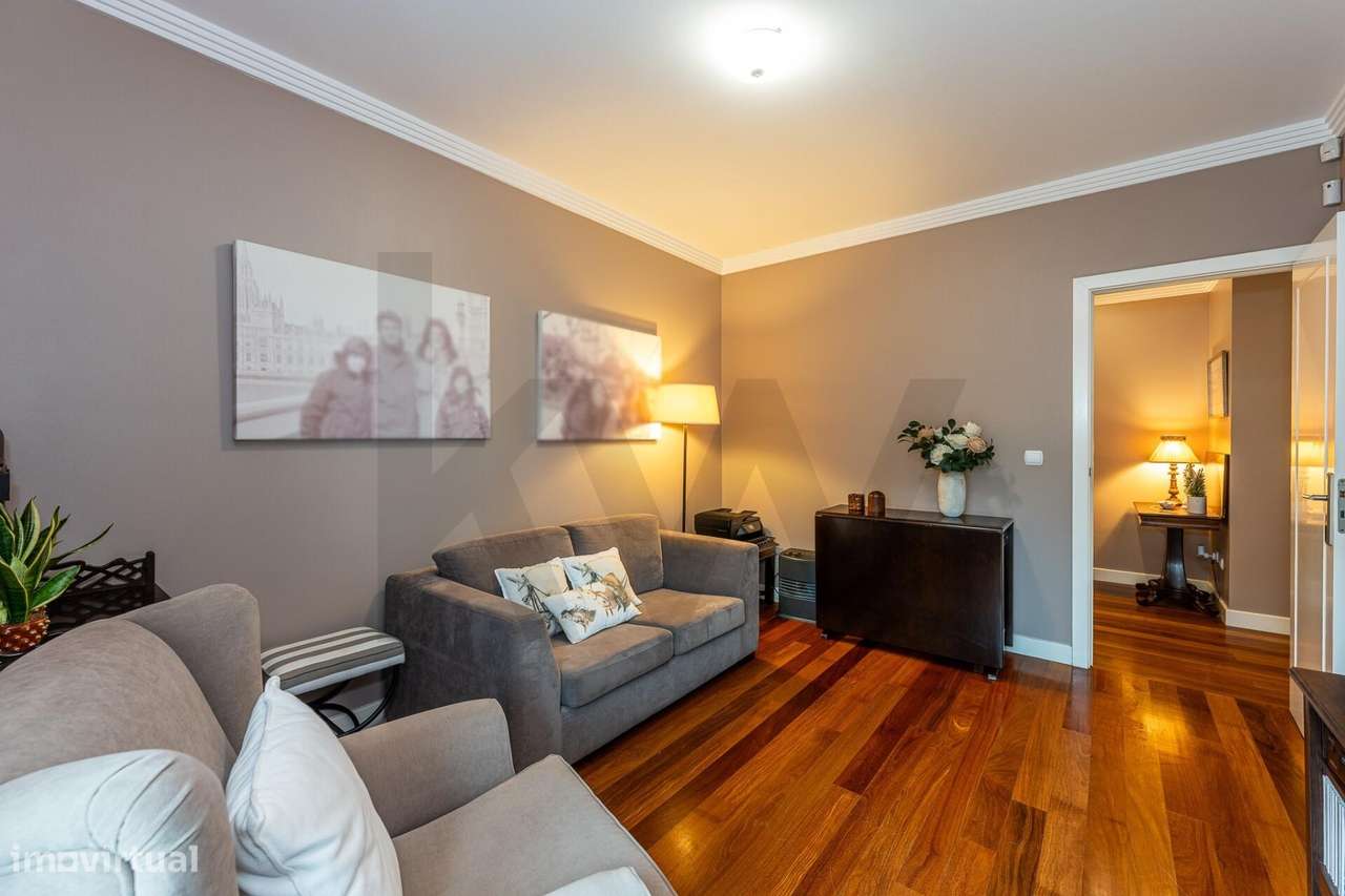 Excelente T5  em Condominio Fechado a Marechal Gomes da Costa, Porto-1