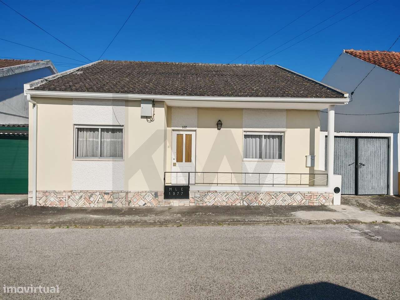 Moradia T3 no Tramagal, numa prestigiada localização da vila-0