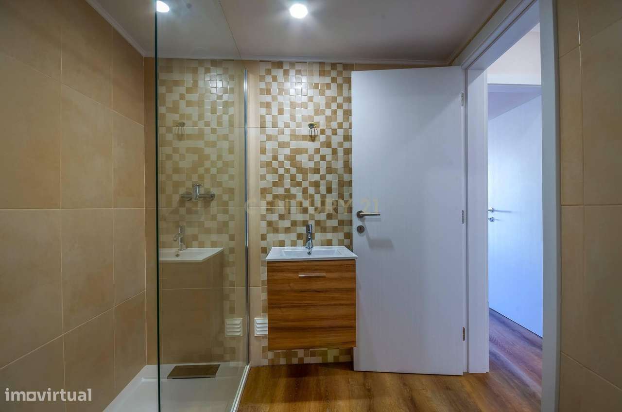 Apartamento T3 com parqueamento frente ao Parque D. Carlos I-9