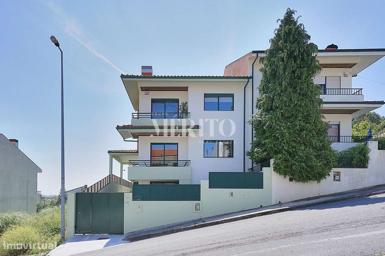 Moradia T4 Renovada com Amplas Áreas e Excelente Luminosidade - Grande imagem: 2/24