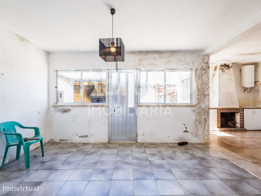Moradia T2 com Terreno - (Imóvel sem licença de utilização, escritu...-11