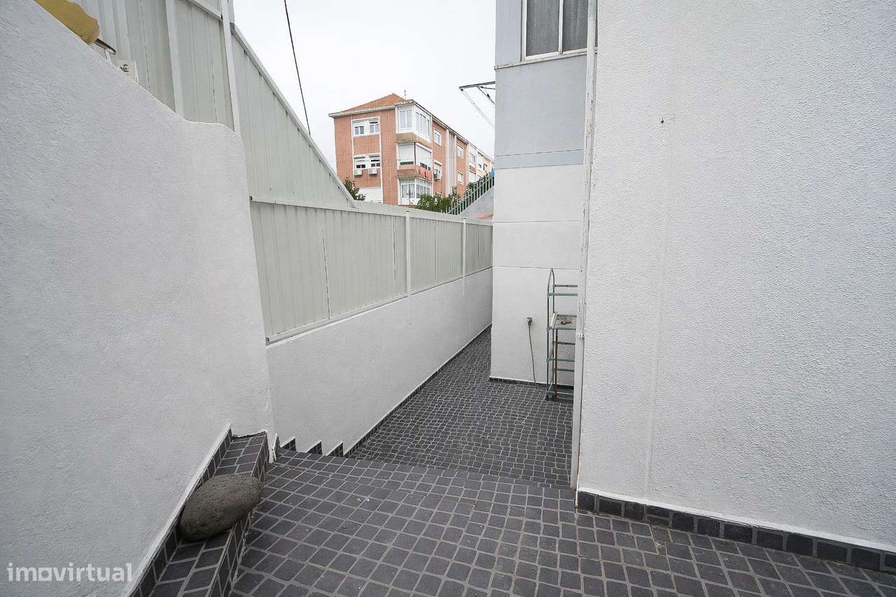 T2 com logradouro e entrada independente no Laranjeiro - Almada-14