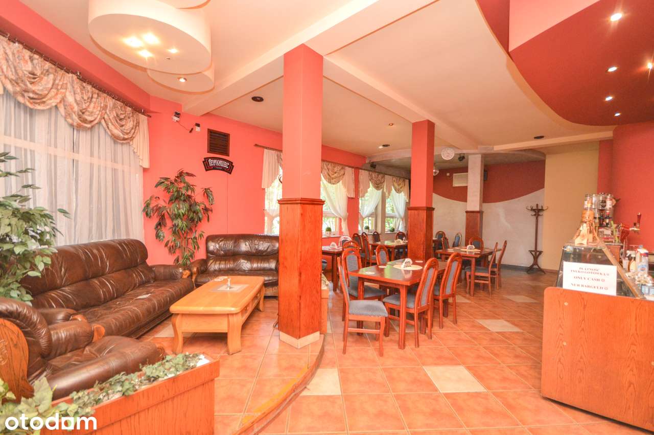 Budynek usługowo-mieszkalny przy głównej drodze krajowej nr 44-10