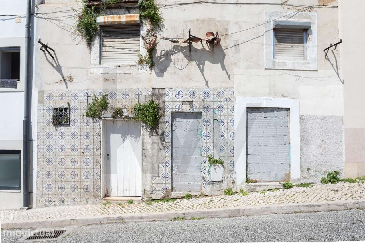 PRÉDIO DEVOLUTO PARA REABILITAÇÃO TOTAL | SANTA APOLÓNIA | LISBOA - Grande imagem: 4/8