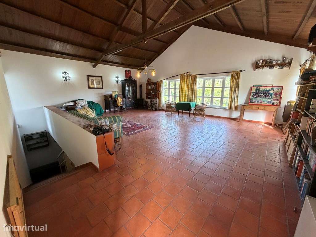 Moradia V4 com jardim relvado e piscina.-19