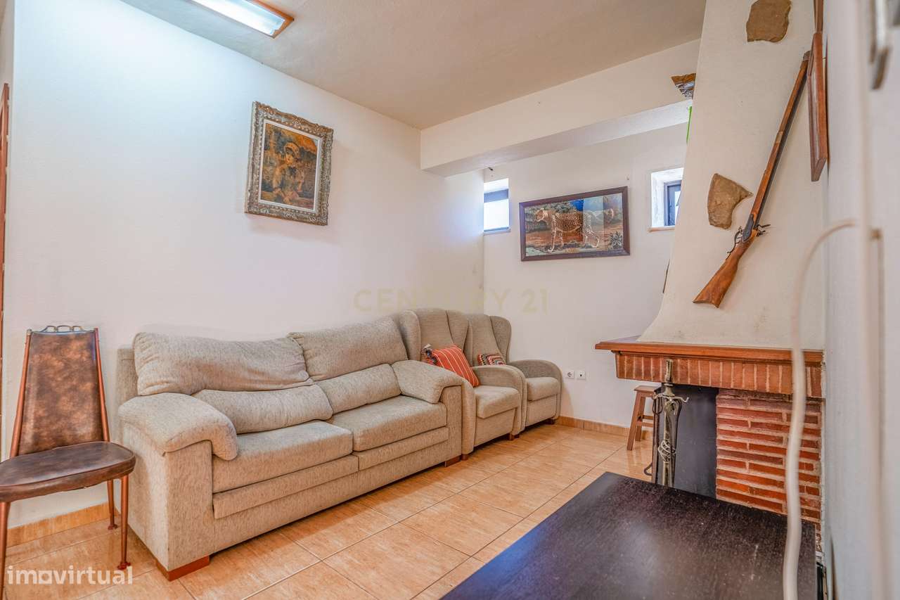 Moradia Bifamiliar com 2 Armazéns de Grande Dimensão-19