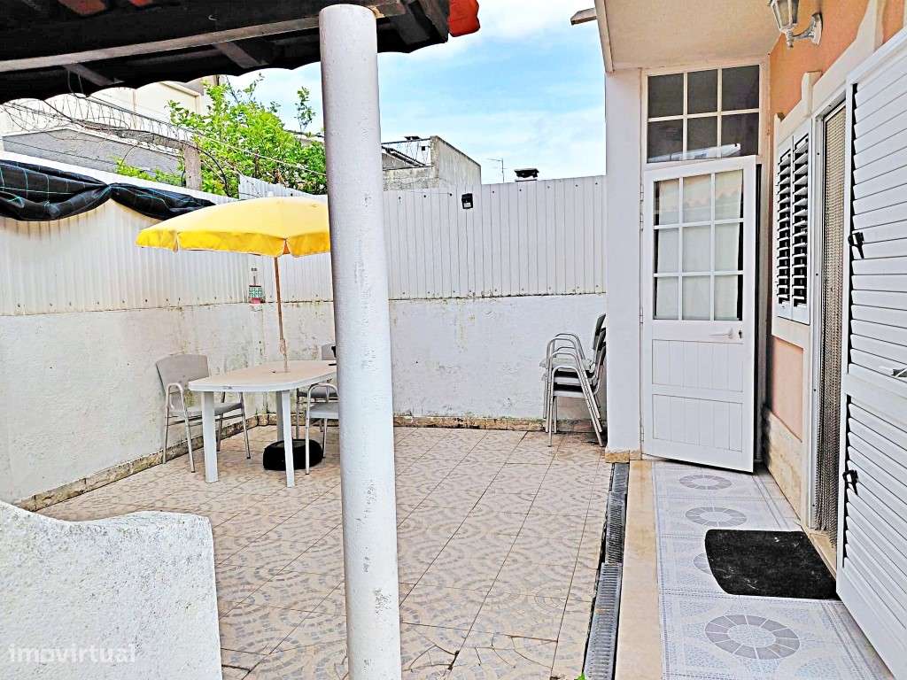 Moradia em Vale de Milhaços - junto à Escola-4