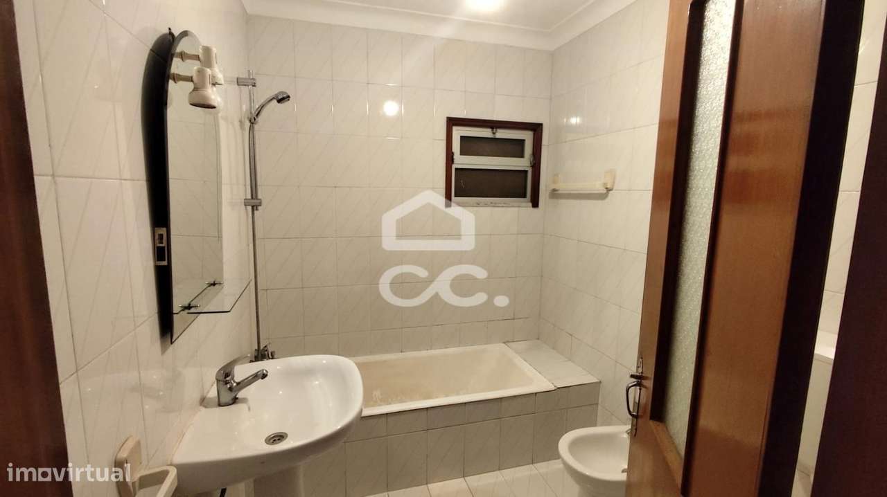 Moradia em Gaveto com Dupla Possibilidade: Habitação + Investimento em-22