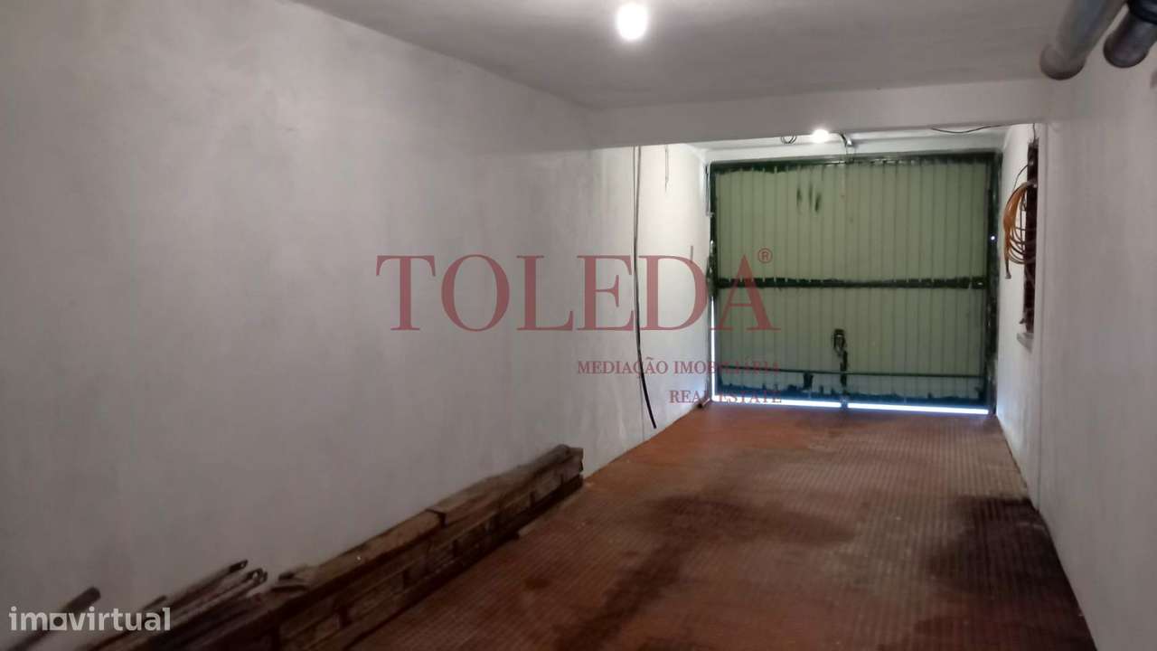 Moradia Bifamiliar com 2 T3 em Vialonga-31