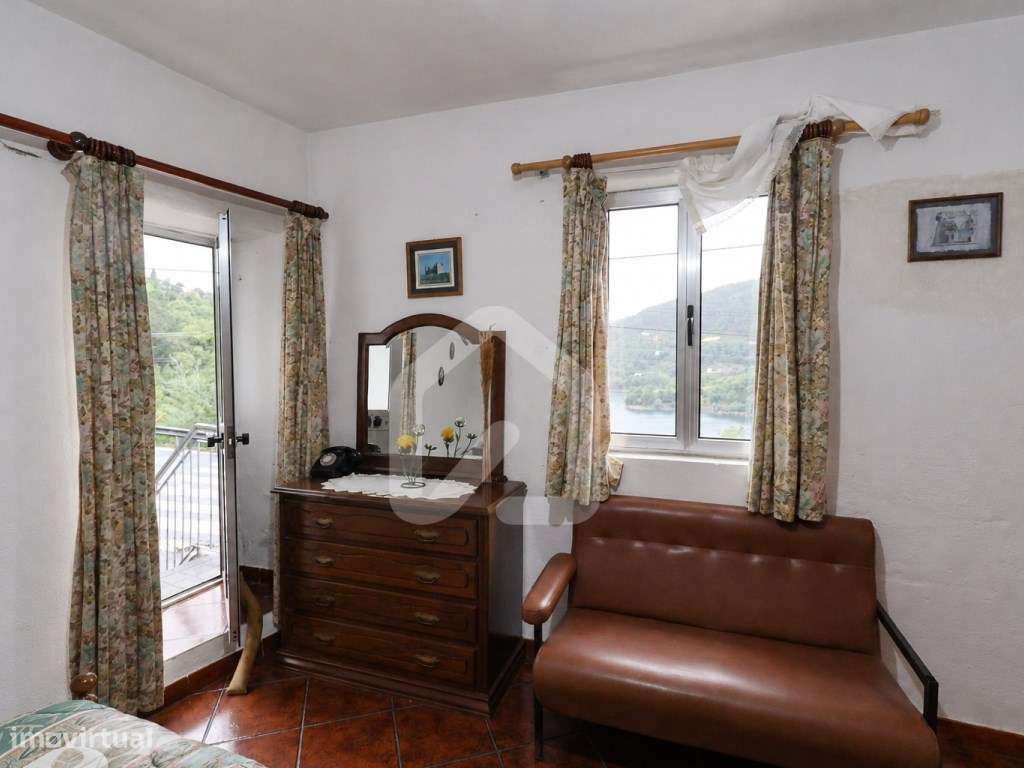 Moradia T3 para Restauro com Vista Rio | Gerês-14
