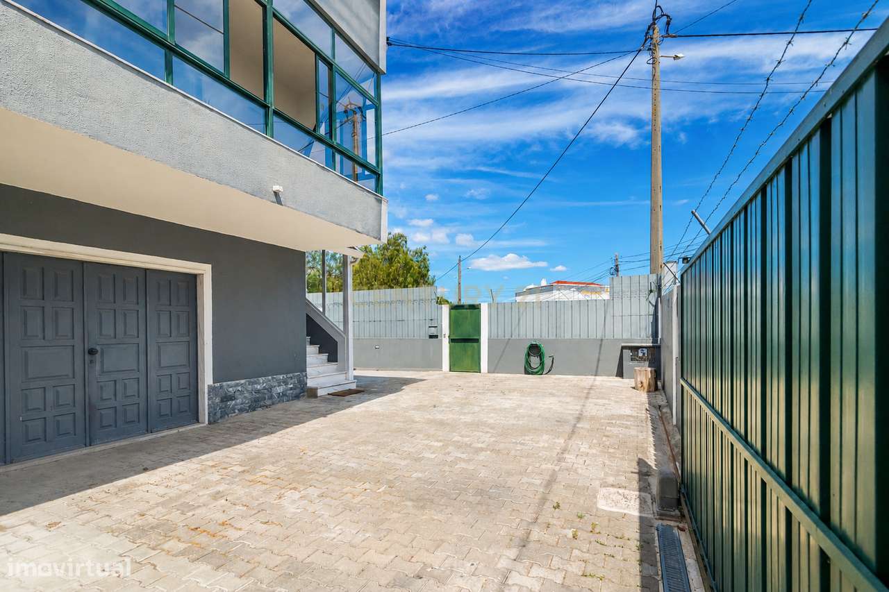 Moradia T4 com piscina e garagem junto às Colinas do Cruzeiro-37