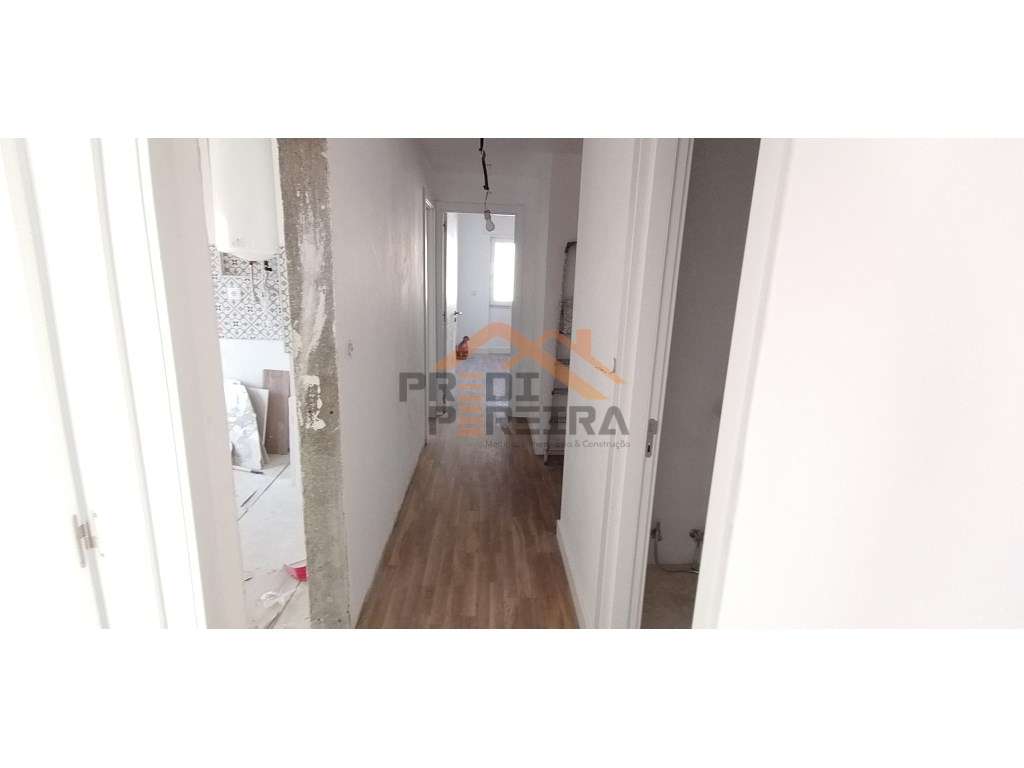 Apartamento T3 totalmente remodelado - Santo António dos Cavaleiros...-17