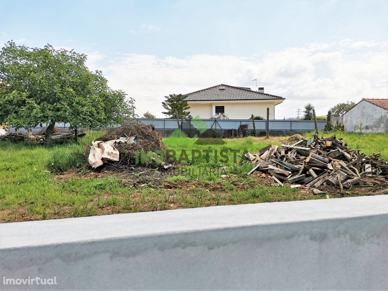 Terreno junto ao centro de Canedo c/700 m2