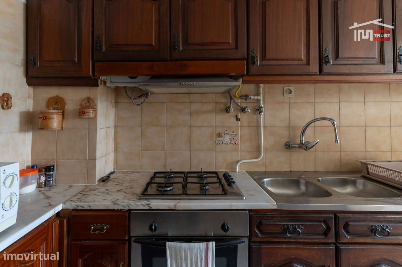 APARTAMENTO T2 COM ELEVADOR E PARQUEAMENTO NA CAVE VISTA MAR LATERA... - Grande imagem: 4/22