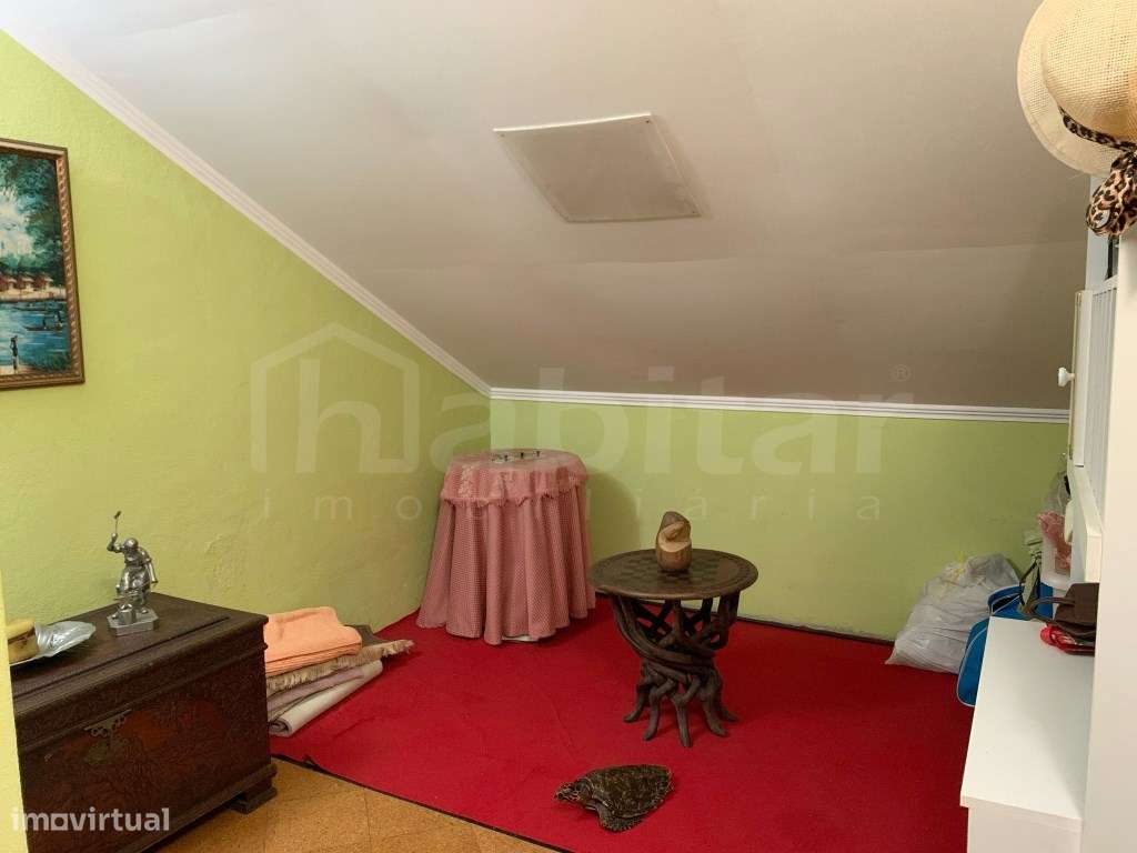 Moradia T5 + 2 C/ Quintal e Sótão-29