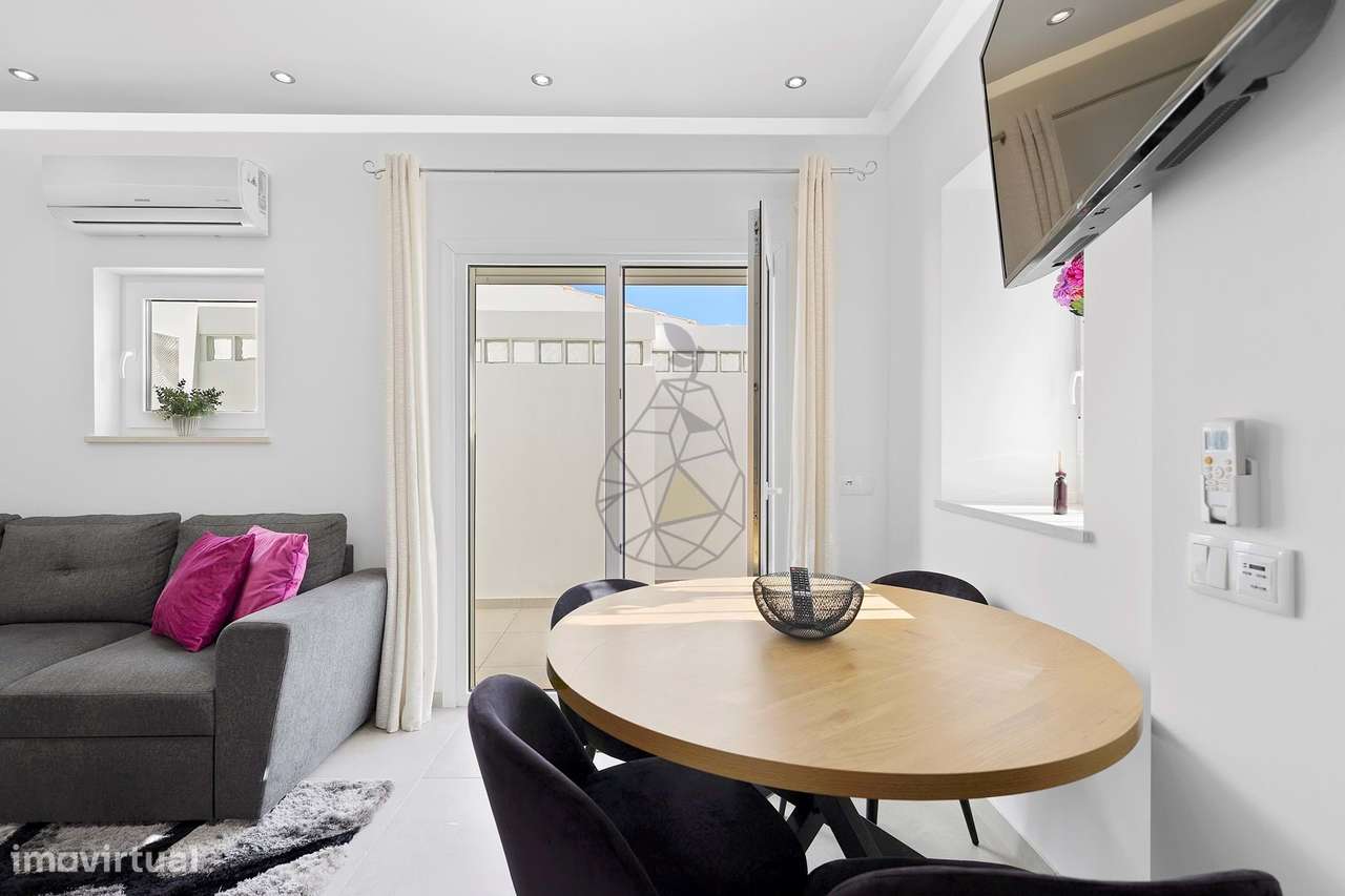 Moradia T2+1 Totalmente Remodelada no Coração da Guia - Albufeira - Grande imagem: 5/60