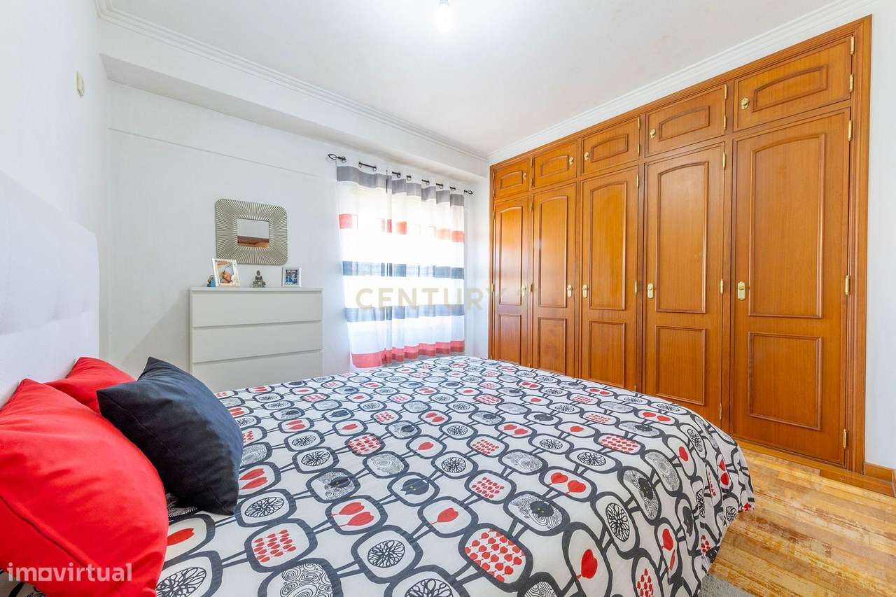 T3 Luminoso com Varandas e Garagem em Excelente Zona de Odivelas-5