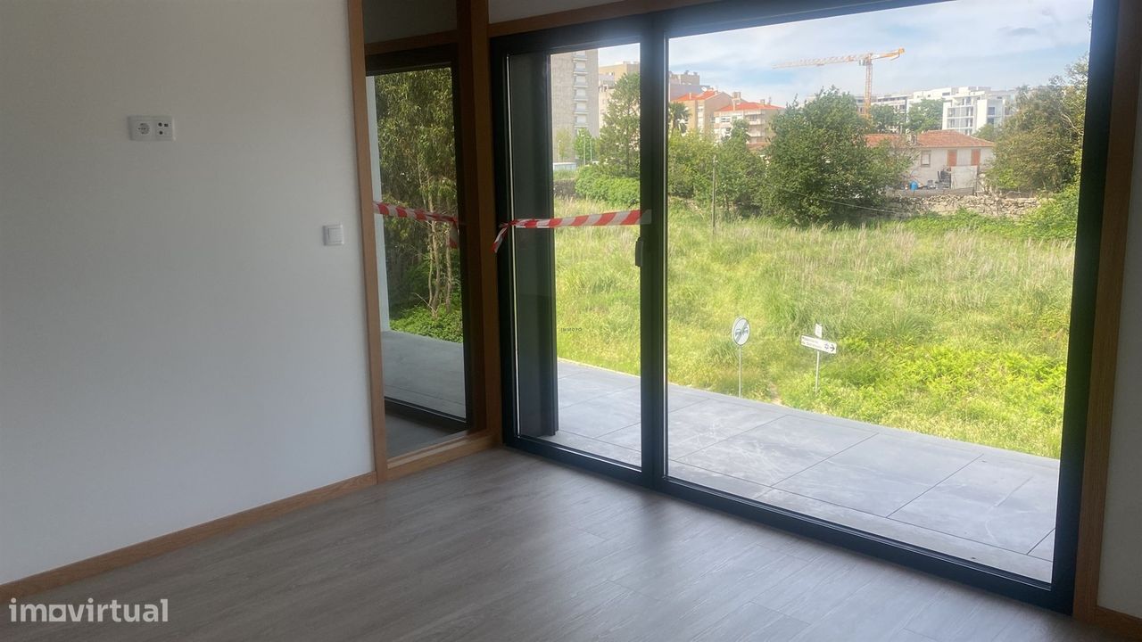 Apartamento T1 Novo com terraço de 39m2, Garagem Fechada, junto ao Par