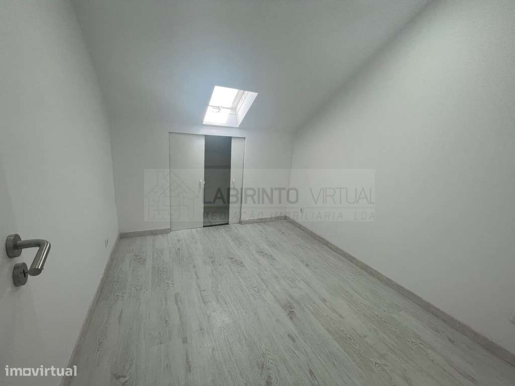 Vende-se duas moradias contíguas e abertas entre si, T9, na Ajuda -...-13
