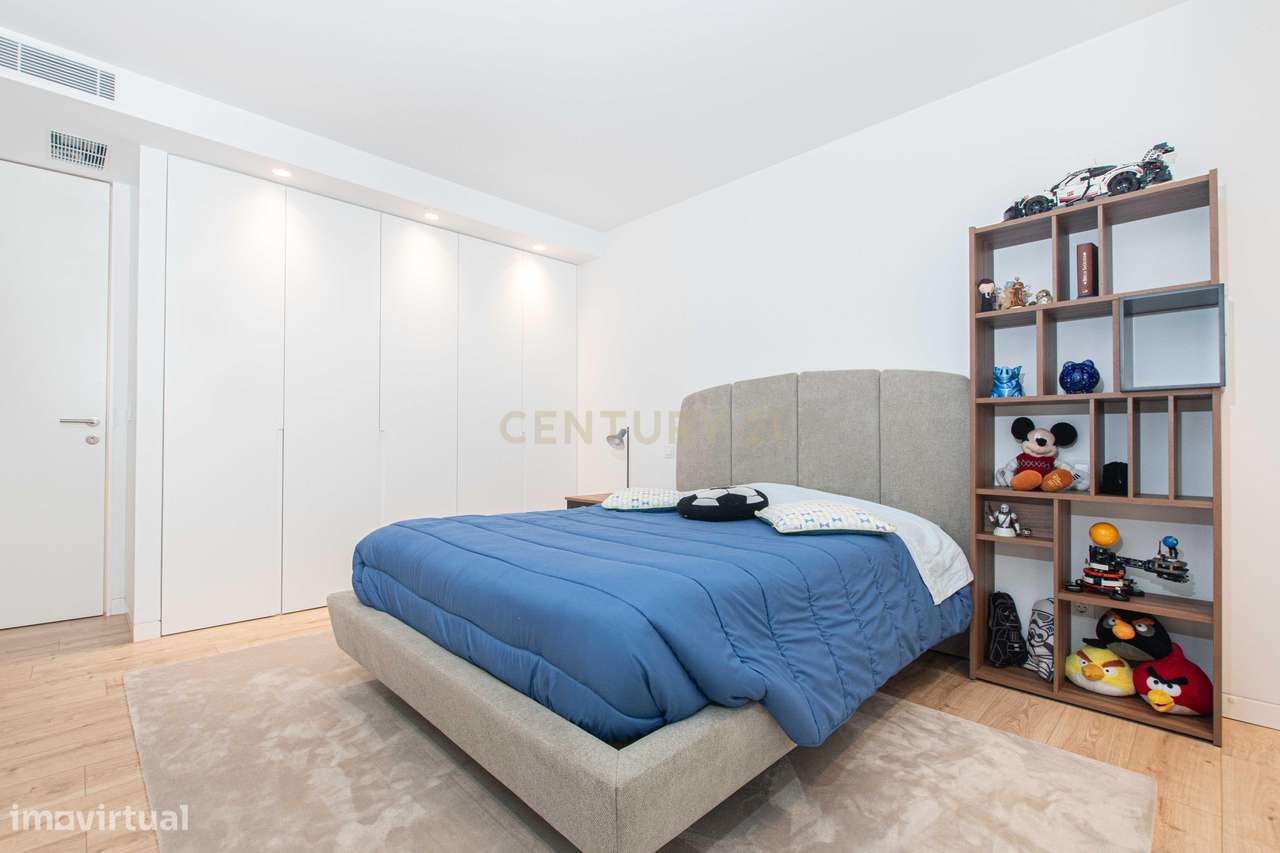 T4 Exclusivo com Terraço e Box para 2 Carros no Jardim da Amoreira-18