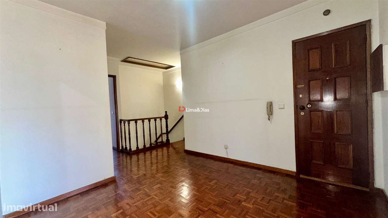 Apartamento T6 Duplex com 3 casas de banho e terraço-16