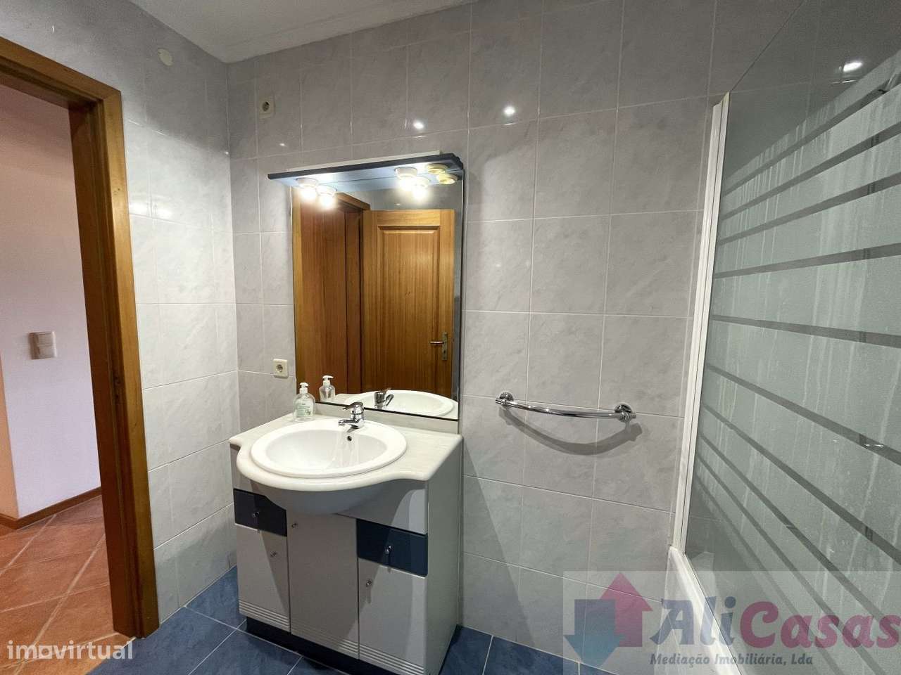 **Excelente Apartamento T2 C/Ampla varanda em Localização Privilegia-11
