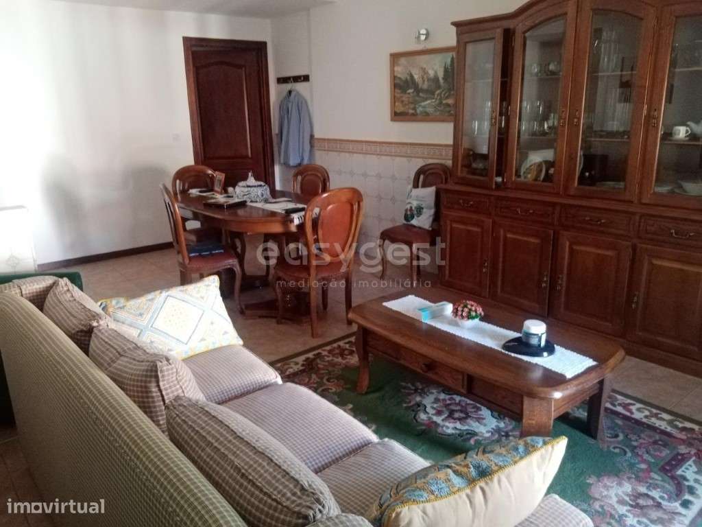 Prédio bem localizado com excelente T2 e Café em Povoa Rio de Moinhos - Grande imagem: 5/20