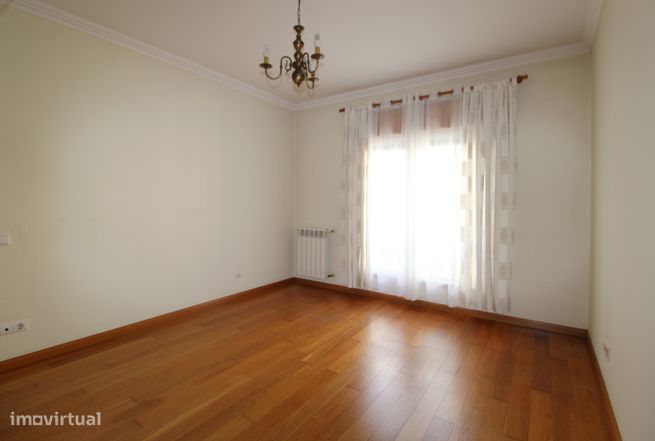 Apartamento com 4 assoalhadas situado no centro de Mem Martins-8