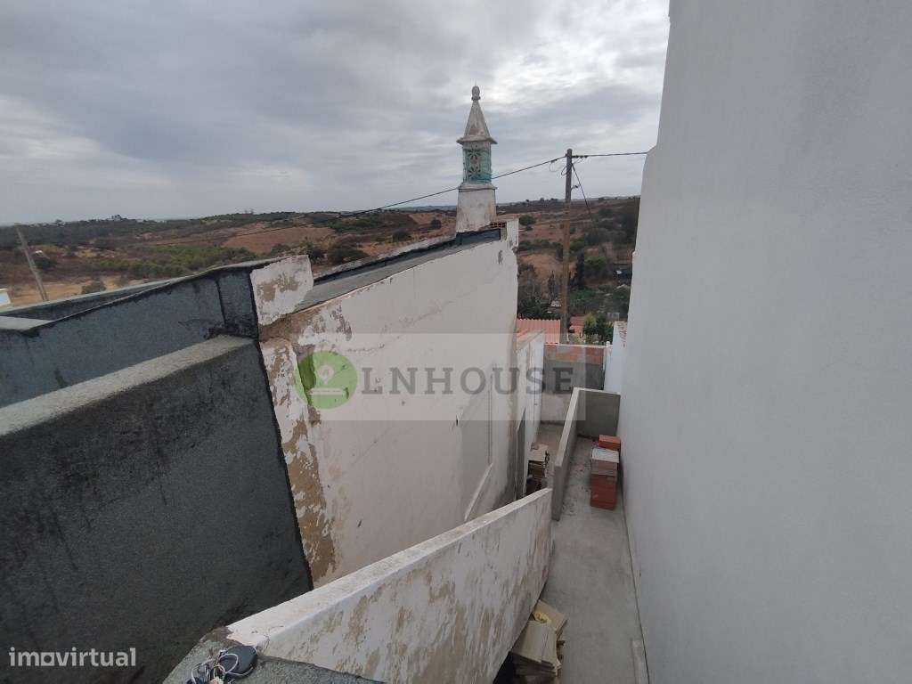 Moradia térrea T2 em remodelação com garagem, pátios e horta, Odele...-28