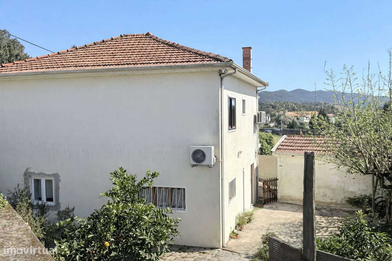 Moradia T3 | Box 2 Carros | Jardim | Exclusivo-0