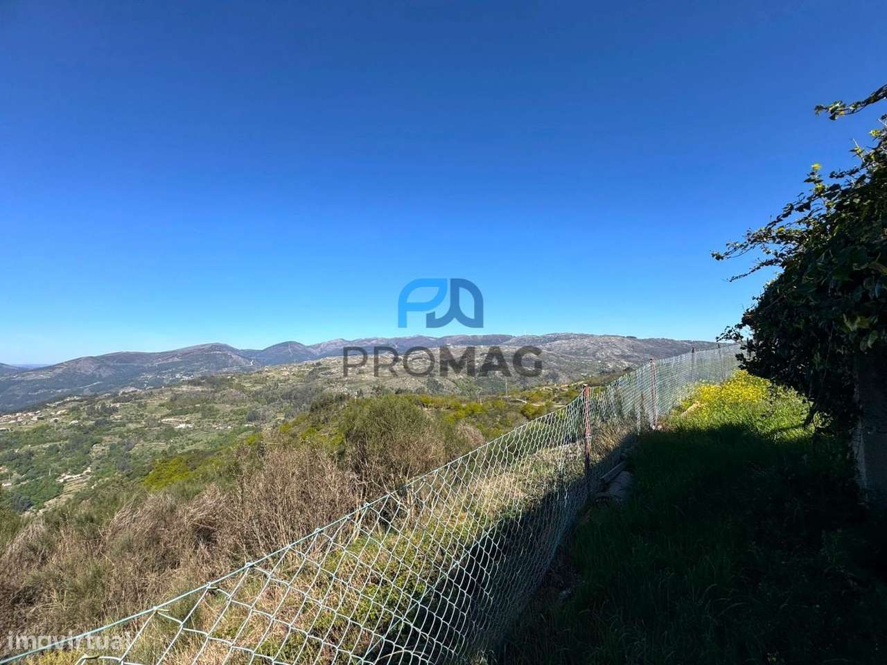 Moradia com excelente área, piscina e plena privacidade-14