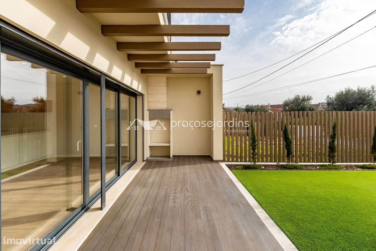 Moradia T3 de Arquitetura Moderna com Jardim e Garagem-22