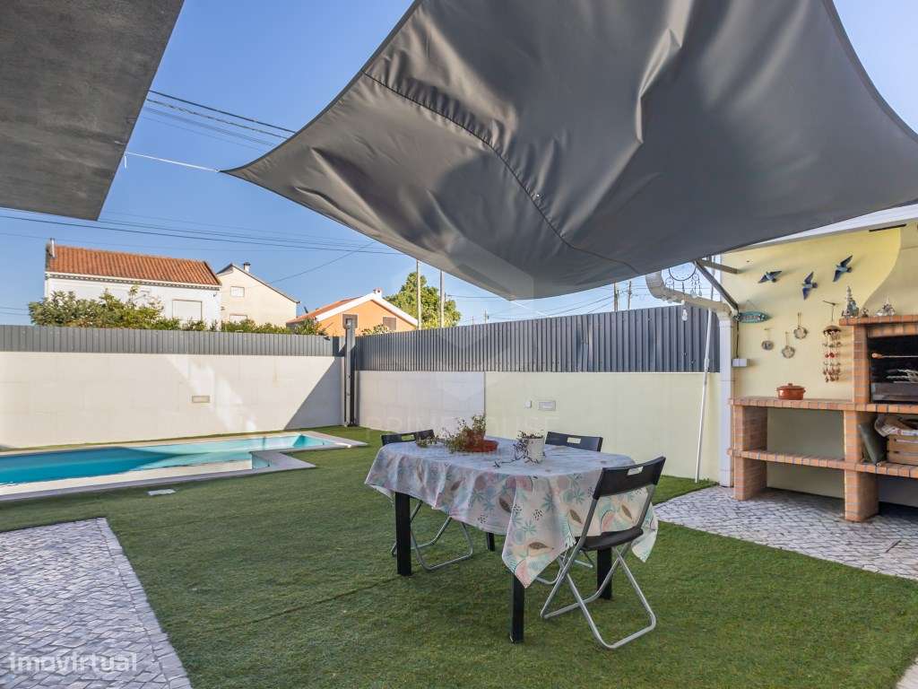 Moradia Isolada T4 com Piscina, Garagem e Acabamentos Premium-10