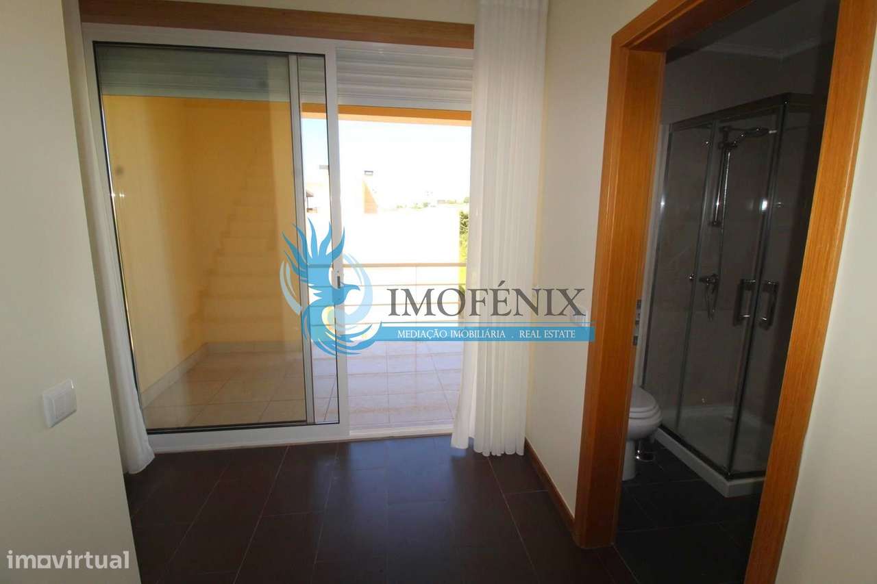 Moradia Geminada renovada T2+1 com piscina e garagem- Patroves- Albufe-23