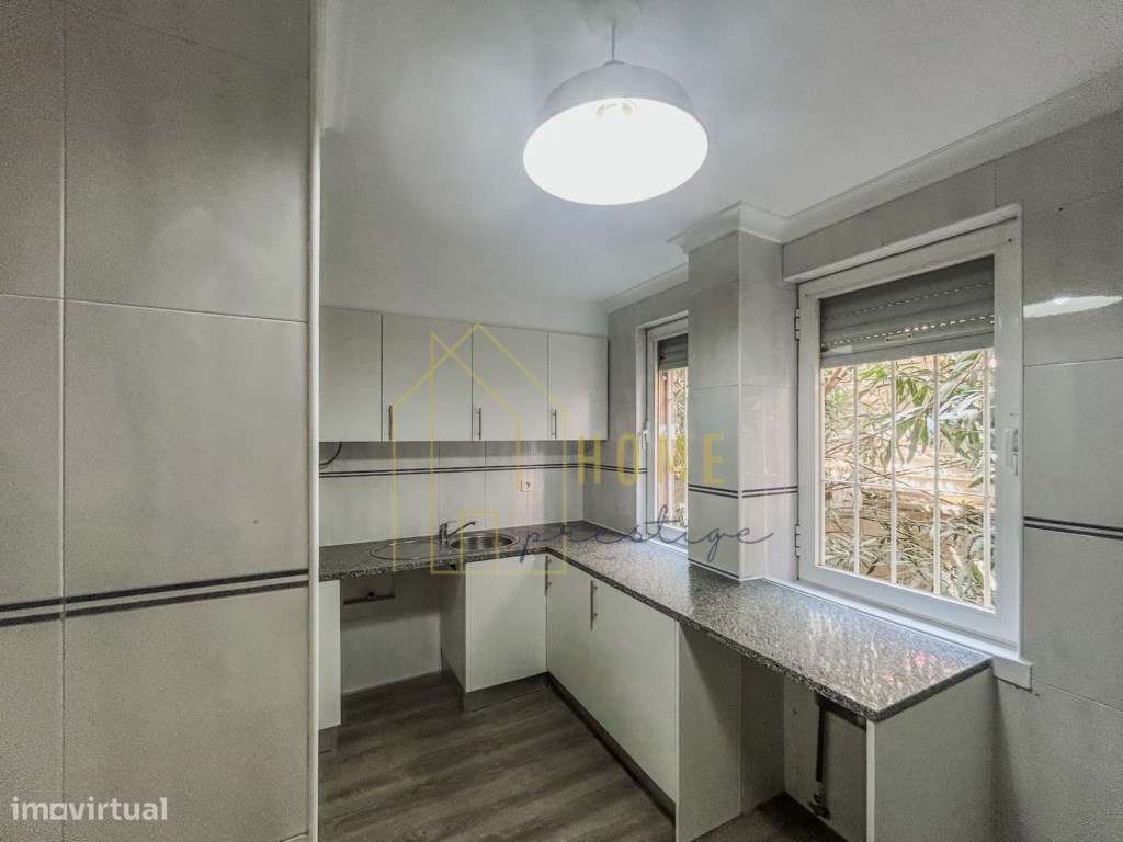 Fantástico Apartamento T2 Remodelado no Monte da Caparica-9