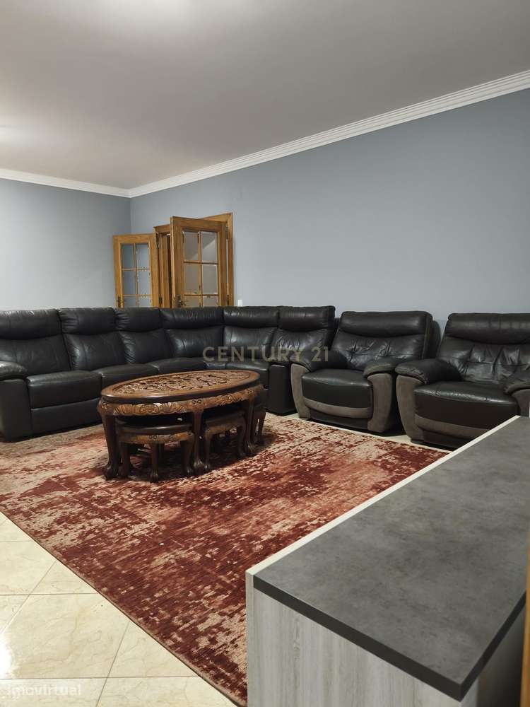 Espaço, Elegância e Localização Privilegiada – Andar de Moradia T5 no-1