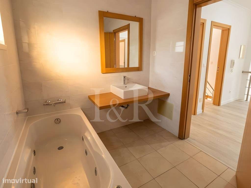 Moradia T5 com varandas, jardim e garagem no Feijó, Almada-23