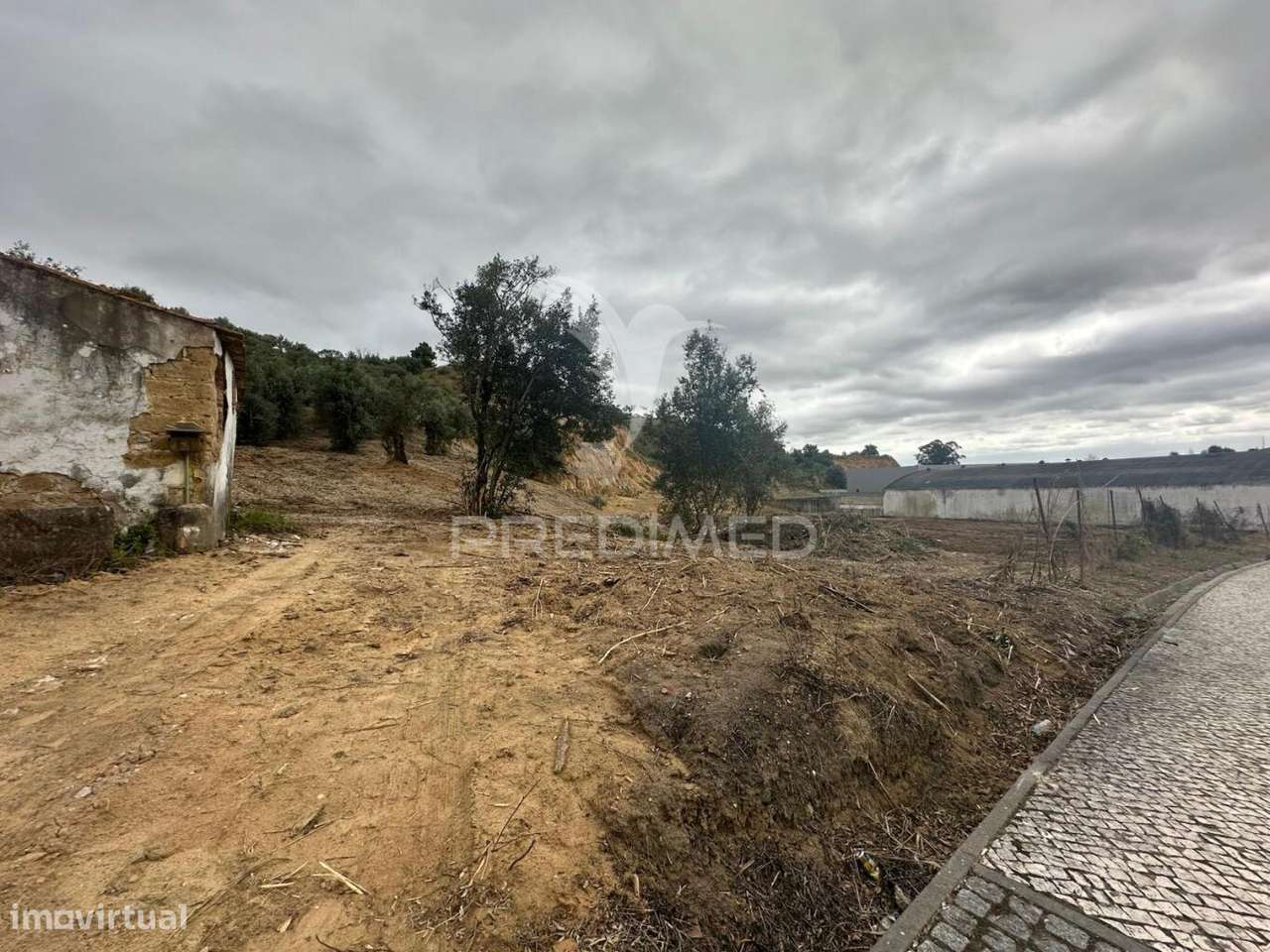 Moradia para Recuperar - Grande imagem: 1/16