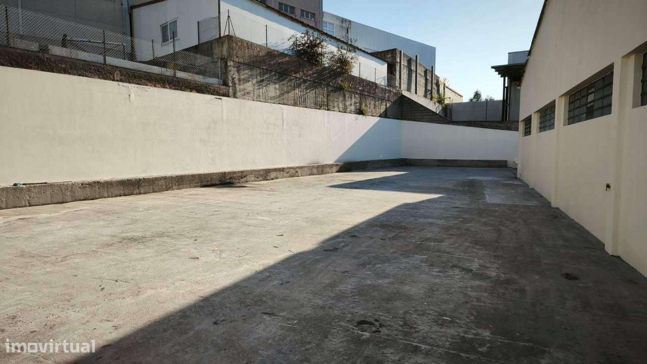 Armazém com 1100m2 área, com logradouro - Serzedo-18
